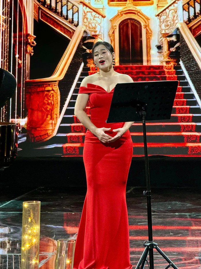 Nữ ca sĩ Việt Nam ngẫu hứng hát khi du lịch nước ngoài, hàng nghìn người vỗ tay tán thưởng Ảnh 1