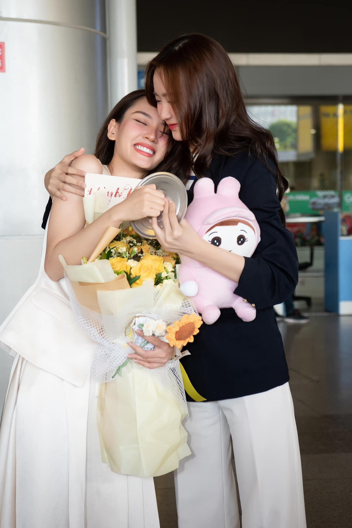 Hoa hậu Bảo Ngọc khiến khán giả ngưỡng mộ tình bạn giữa cô và Mai Phương. Người đẹp quê Cần Thơ luôn là người an ủi, động viên cho người chị thân thiết. Ảnh: FBNV