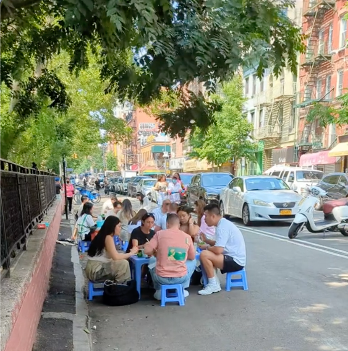 Không gian ăn uống ngồi ghế nhựa đậm chất Việt Nam