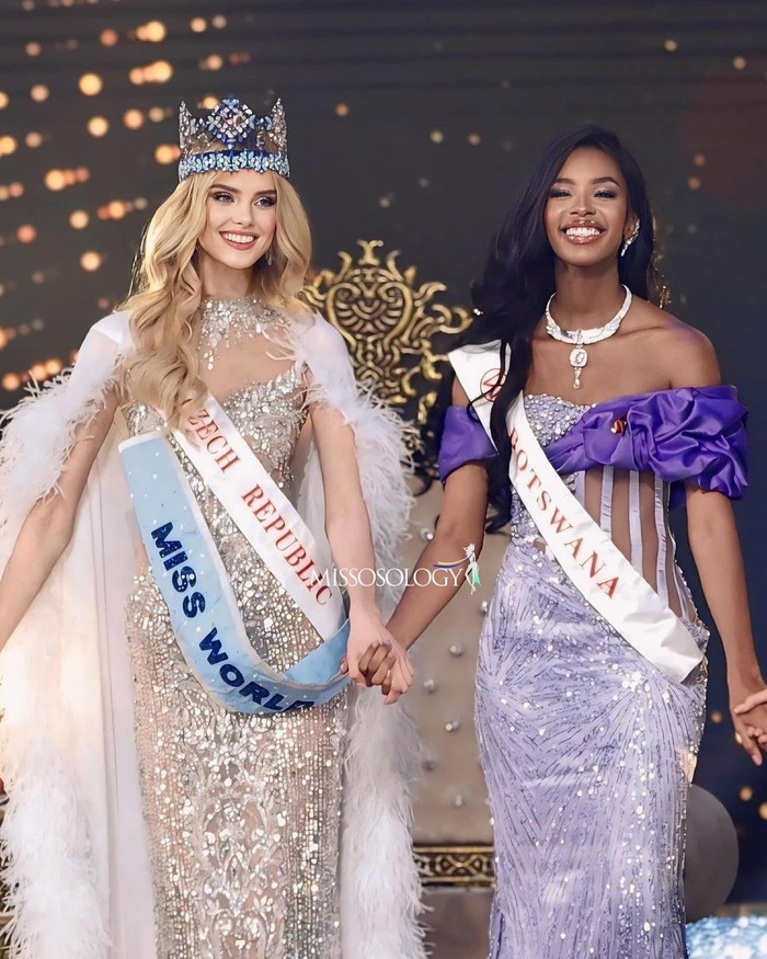  Tân Hoa hậu Krystyna Pyszkova và đại diện Botswana Lesego Chombo đứng chung khung hình (Ảnh: FBNV)