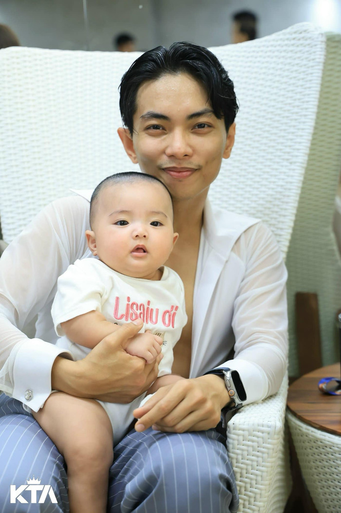 Không chỉ đề nghị Khánh Thi sinh thêm con, Phan Hiển còn khoe ảnh bế con gái út Lisa vào lòng một cách âu yếm, ngọt ngào. Ảnh: King The Art