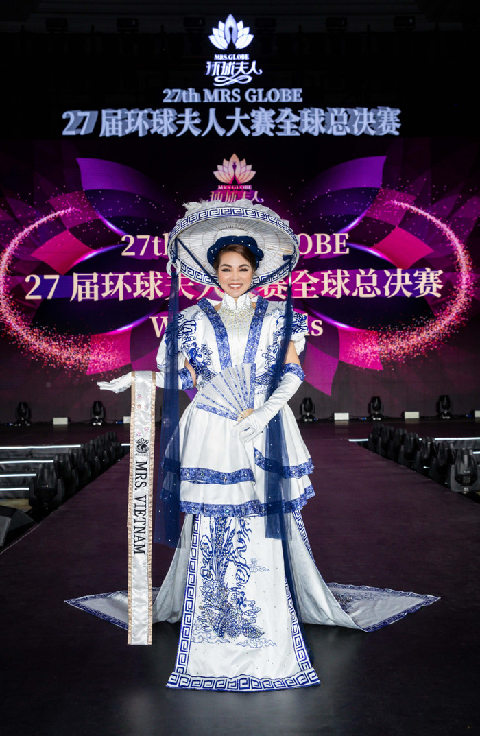 Đến với Mrs Globe, đại diện Việt Nam ghi điểm mạnh mẽ với bộ trang phục dân tộc mang tên 'Men Lam Bát Tràng'. Thiế kế lấy cảm hứng từ dòng gốm Bát Tràng, xuất phát từ huyện Gia Lâm - Hà Nội, form dáng lấy từ áo dài truyền thống của Việt Nam. Với phần yếm đào được đính kết tỉ mỉ trên chất liệu lụa hai da, phần áo khoác có kiểu dáng như một tách gốm sứ, tôn lên dáng hình thanh mảnh, mảnh mai của người mặc.