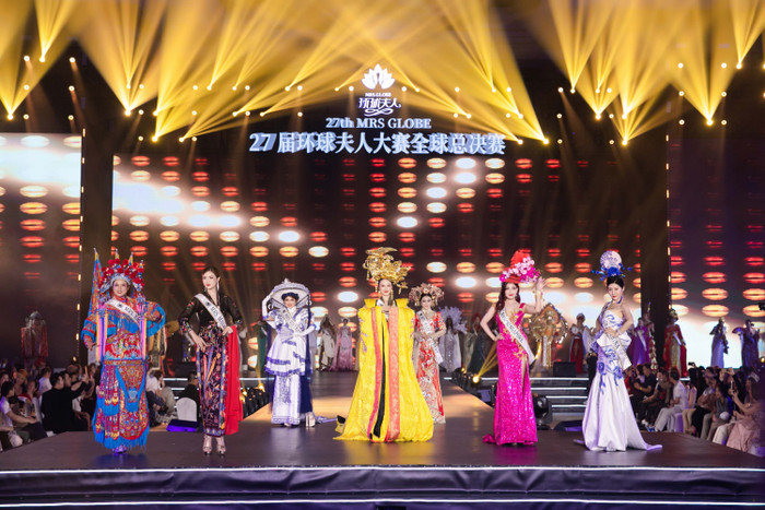 Các hoạ tiết hoa sen và phượng hoàng được đính bằng pha lê tạo nên tính mỹ thuật và tượng trưng cho tính nữ trong văn hoá truyền thống bao đời. Bộ trang phục nhằm đề cao làng nghề truyền thống và tôn vinh nét đẹp và vai trò phụ nữ Việt Nam mọi thời đại.&nbsp;