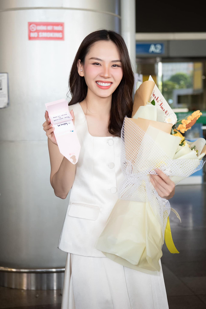 Hoa hậu Mai Phương cười tươi rói khi có mặt tại sân bay Tây Sơn Nhất trong ngày 11/3. Ảnh: FBNV