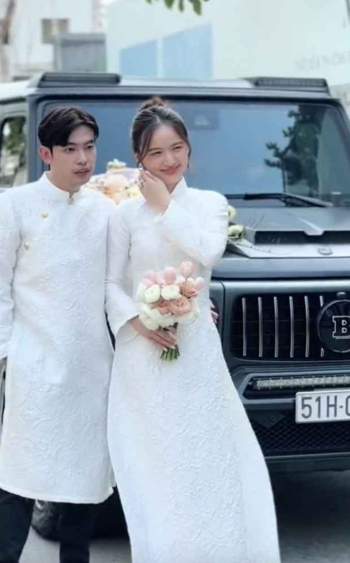 Biểu cảm có phần rụt rè, thiếu tự nhiên của thiếu gia Đình Khang khiến dân tình không ngừng đồn đoán