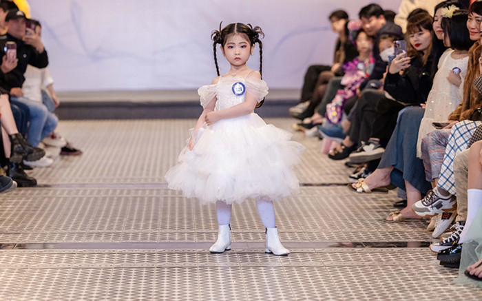 Gần 100 mẫu nhí sải bước trên sàn catwalk dưới thời tiết 20 độ C Ảnh 2