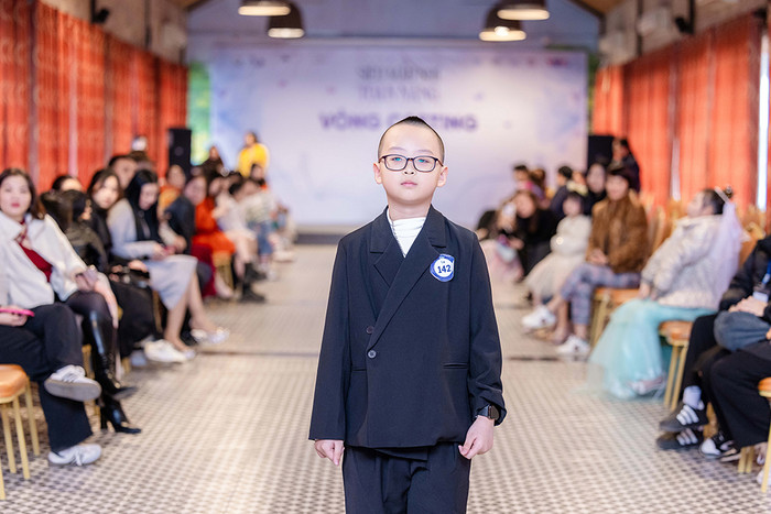 Các mẫu nhí từ 4 - 17 tuổi tự tin sải bước trên sàn catwalk bất chấp thời tiết.