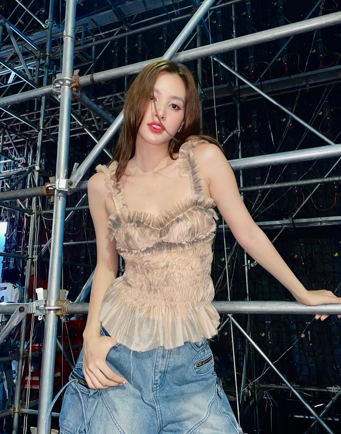 Tiểu Vy diện trang phục lạc quẻ trong hình ảnh mới.