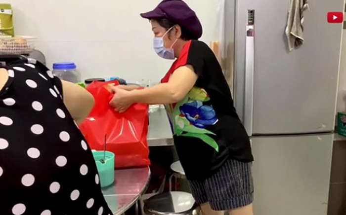 Một diễn viên nổi tiếng màn ảnh Việt bị bắt gặp bán yaourt mưu sinh ngoài chợ Ảnh 2