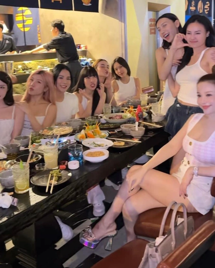 Dàn 'bóng hồng' Vbiz tụ họp, chúc mừng Huyền Baby.