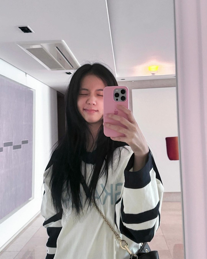 Jisoo vui vẻ để lộ những biểu cảm nhí nhố, đáng yêu khi chụp ảnh trước gương. Ảnh: Instagram sooyaaa_