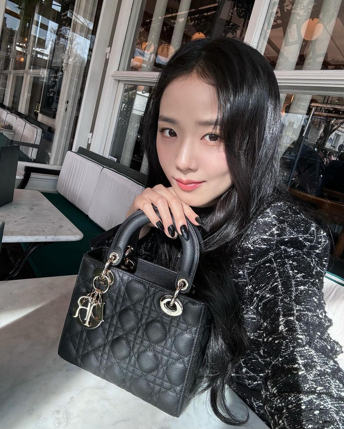 Jisoo hào hứng khoe ảnh đi du lịch ở Paris và chiếc túi hiệu sang trọng, đắt đỏ. Ảnh: Instagram sooyaaa_