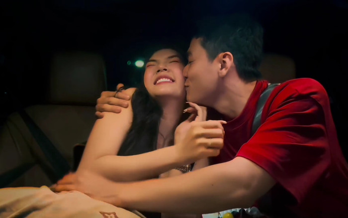Cận cảnh Ngọc Trinh được bạn trai hôn đắm đuối vào dịp đặc biệt Ảnh 2