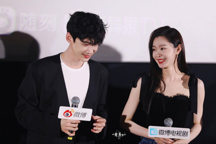 Bạch Kính Đình và Tống Dật nhiều lần để lộ hint hẹn hò nhưng lại chưa từng một lần lên tiếng thừa nhận mối quan hệ này. 