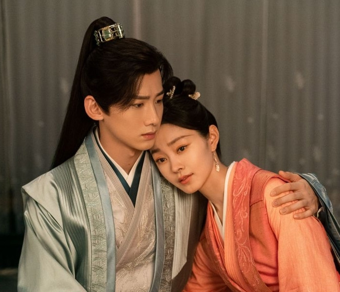 Theo truyền thông Trung đưa tin, Bạch Kính Đình và Tống Dật đã hẹn hò trước cả khi đóng Trường Phong Độ (phim khai máy vào giữa tháng 6/2022 và chính thức khởi chiếu vào tháng 6/2023). 