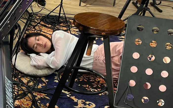 Nam Em mệt mỏi ngủ trong phòng thu hậu cãi nhau với chồng sắp cưới Ảnh 2