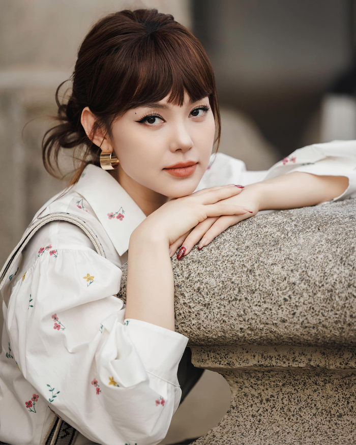 Nếu nói về một trong những mẹ bỉm hot nhất Vbiz năm 2023, khán giả không quên nhắc đến Minh Hằng. Cô vừa hạ sinh con trai đầu lòng vào được 7 tháng. Mới đây, nữ diễn viên vừa khoe bộ ảnh thả dáng dưới phố khiến nhiều người 'u mê' nhan sắc hiện tại. (Ảnh: FBNV)