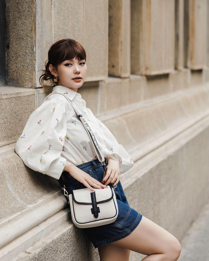 Trước đó, Minh Hằng từng tâm sự bản thân đã bị tăng cân hậu sinh con. Tuy nhiên, sao phim Chị Chị Em Em 2 vẫn có tinh thần lạc quan, cô bắt đầu ăn uống lành mạnh trở lại và tập luyện yoga mỗi ngày sau một tháng. Nhanh chóng, Minh Hằng đã lấy lại vòng eo được như ý. 