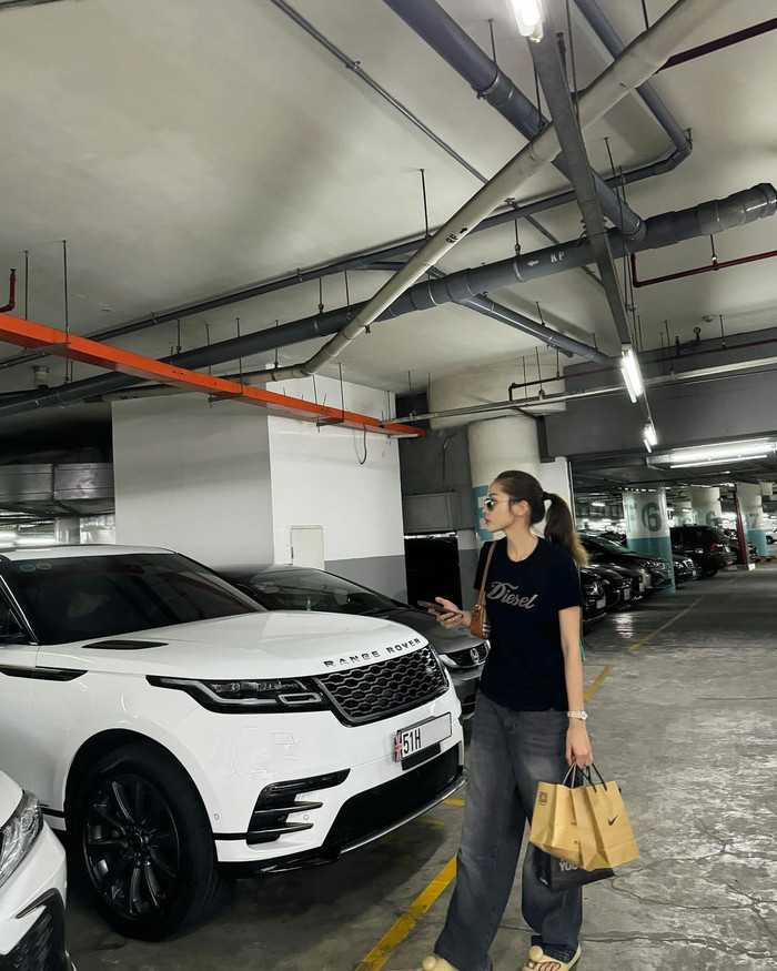 Kỳ Duyên mặc đồ cơ bản, vui vẻ đi mua sắm. Ảnh: Instagram kyduyen1311