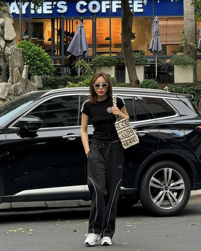 Kỳ Duyên sở hữu phong cách thời trang đầy cá tính, ấn tượng. Cô nàng còn mang túi hiệu khi dạo phố. Ảnh: Instagram kyduyen1311