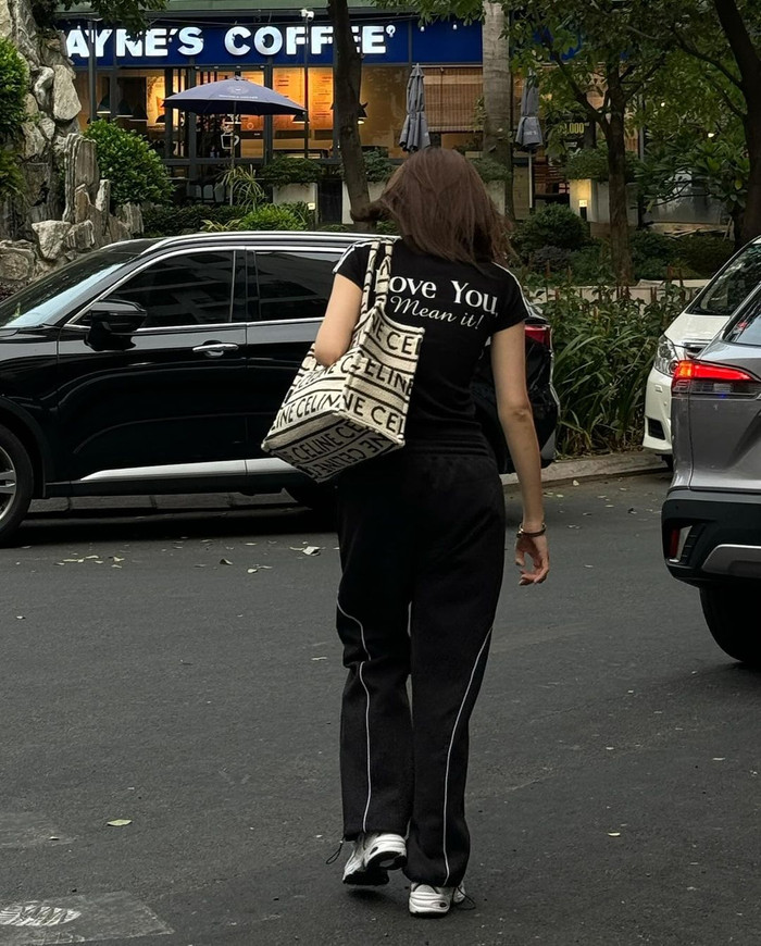 Họa tiết độc đáo trên chiếc áo Kỳ Duyên mặc trên người đã thu hút sự chú ý từ phía một bộ phận khán giả. Ảnh: kyduyen1311