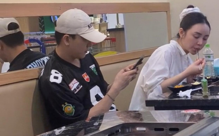 B Trần và Quỳnh Kool bị bắt gặp đang 'đánh lẻ', ngày về chung một nhà không xa Ảnh 2