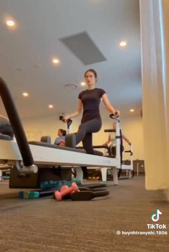 Ý Nhi tập luyện trong thời gian dài cùng các bài tập nặng. Chi tiết này khiến công chúng đồn đoán chuyện nàng hậu đang phát tín hiệu thi Miss World.