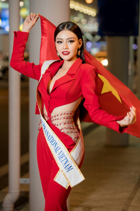 Đặng Thanh Ngân thi Miss Supranational nhưng không được công chúng ủng hộ.