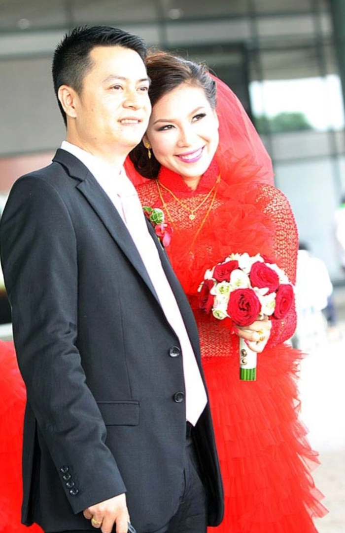 Giữa lúc sự nghiệp phát triển, Khánh Ngọc bất ngờ kết hôn. Tuy nhiên, chuyện tình của nữ ca sĩ đã 'đứt gánh' khiến ai nấy cũng phải tiếc nuối.