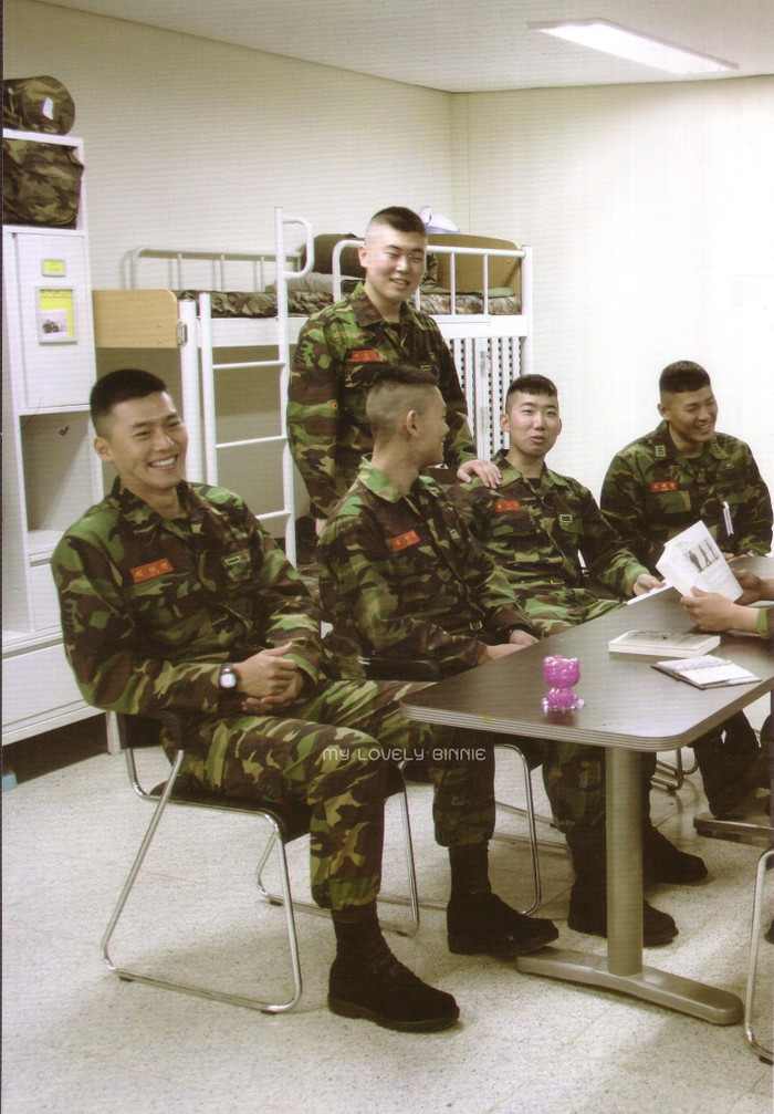 Hyun Bin (người đầu tiên từ trái sang) rạng rỡ trong quân ngũ.