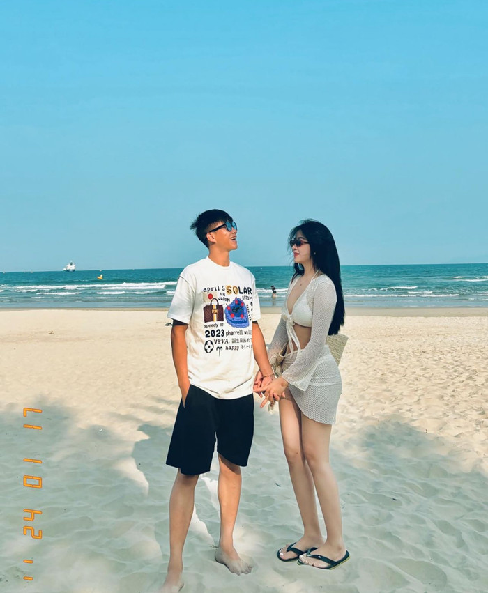 Chuyện tình yêu của tiền đạo Phan Văn Đức và Võ Nhật Linh được nhận xét là một trong những mối tình đẹp. Trước đó, Phan Văn Đức bị nhận xét đào hoa, có nhiều người yêu và ảnh hưởng đến sự phát triển của sự nghiệp. Ảnh: IGNV