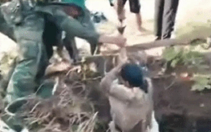 Được cứu sau 2 ngày đêm rơi xuống giếng, người phụ nữ lúc kéo lên tay cầm theo con rắn Ảnh 2