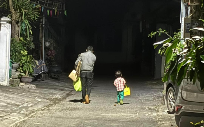 Khoảnh khắc bé trai khệ nệ xách túi ve chai vừa nhặt được cùng cha trong đêm gây xúc động Ảnh 2