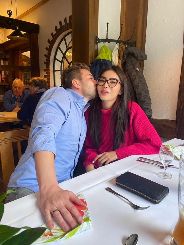 Tháng 11/2023, Minh Tú chủ động cầu hôn bạn trai khiến bạn bè thân thiết và người hâm mộ cô bất ngờ. 