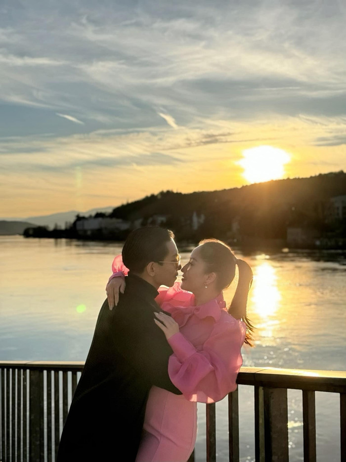 Dù nhỏ hơn Khánh Thi đến 12 tuổi, ông bố trẻ Phan Hiển vẫn luôn đảm đang phụ vợ chăm lo cho các con rất chu đáo.