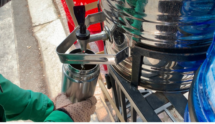 Độc lạ chòi nước xanh bán sự tử tế, mát lòng người Sài Gòn những ngày nóng ran Ảnh 3