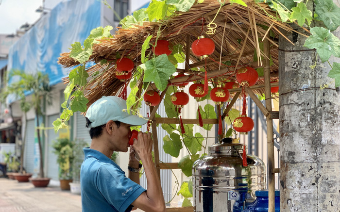 Độc lạ chòi nước xanh bán sự tử tế, mát lòng người Sài Gòn những ngày nóng ran Ảnh 2