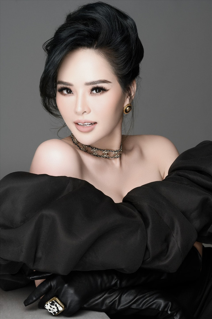 Lại Hương Thảo từng đại diện Việt Nam tại Miss Supranational 2012 và Miss World 2013. Tại hai sân chơi sắc đẹp này cô cũng không để lại dấu ấn đậm nét gì trong lòng fan sắc đẹp. Cô sở hữu chiều cao hạn chế 1m67 (dưới 170 cm) và trình độ tiếng Anh khá non nớt. 
