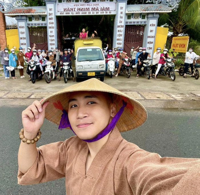 Huy Cung khiến nhiều người bất ngờ khi chia sẻ quyết định xuống tóc đi tu. 