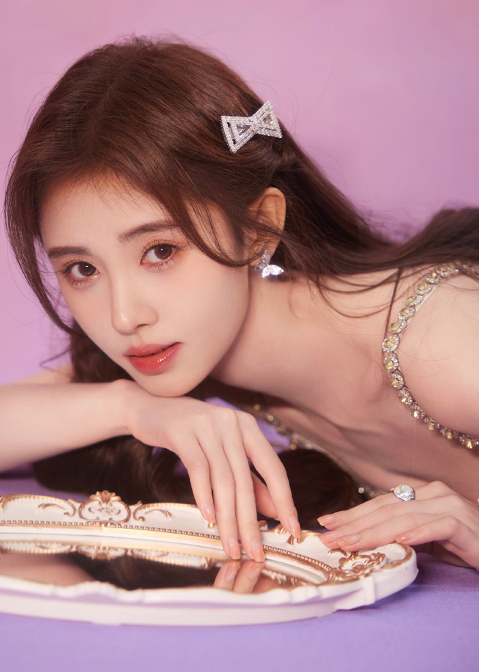 Tuy hạn chế về chiều cao nhưng đổi lại Cúc Tịnh Y sở hữu nhan sắc đầy cực phẩm, nhiều người ao ước, ghen tị. 