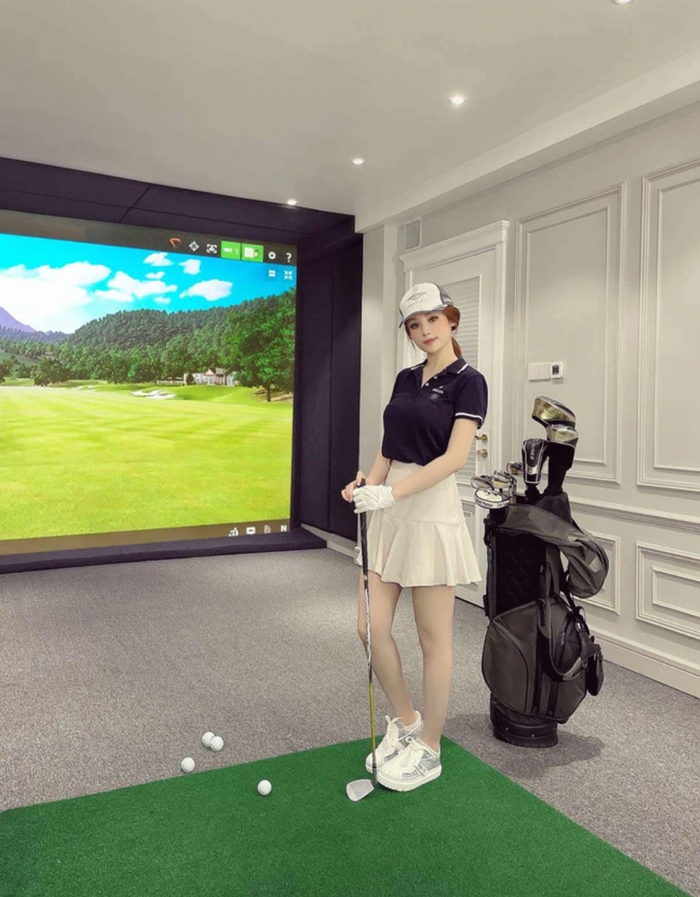 Không gian biệt thự của Huyền Baby rộng rãi đến mức cô có thể đánh golf trong nhà.