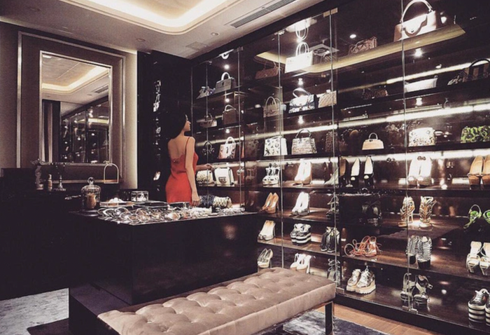 Không gian phòng để đồ của Huyền Baby sang trọng, đèn đuốc sáng trưng khiến dân tình loá mắt.