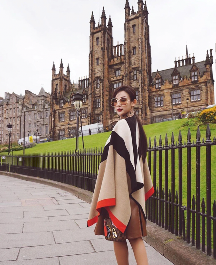 Huyền Baby thường xuyên đi du lịch đến những địa điểm sang chảnh.