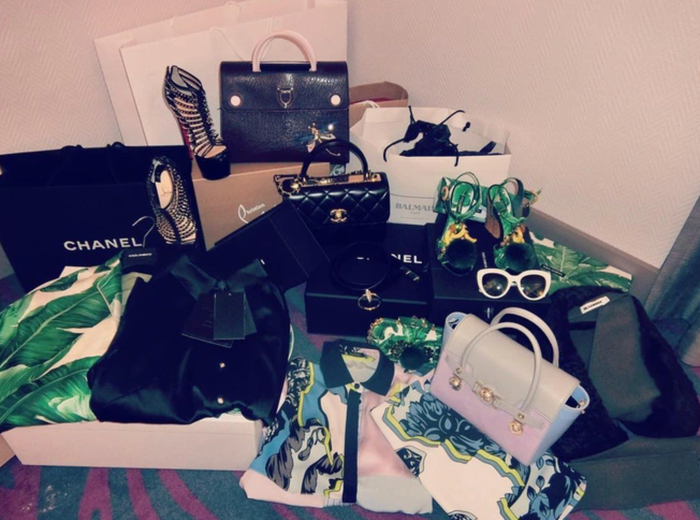 Nàng hotgirl không ngần ngại chi tiền mạnh tay cho hàng hiệu.