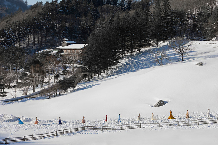 Thời tiết khắc nghiệt là một trong những khó khăn cho Xuân Lan và ê-kíp trong quá trình thực hiện bộ ảnh thời trang này.