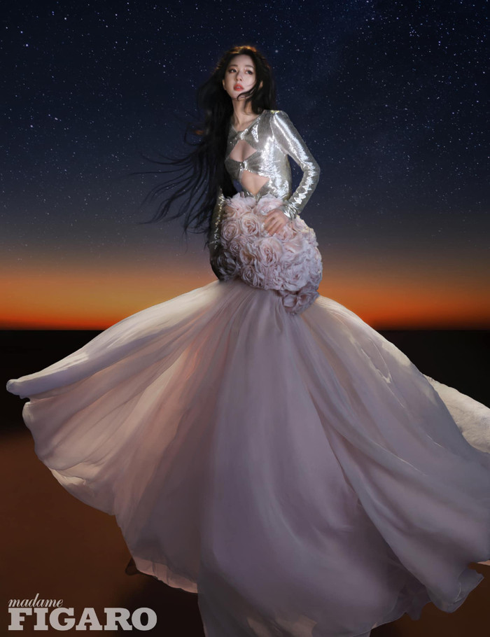 Triệu Lộ Tư xuất hiện lộng lẫy trên bìa tạp chí.