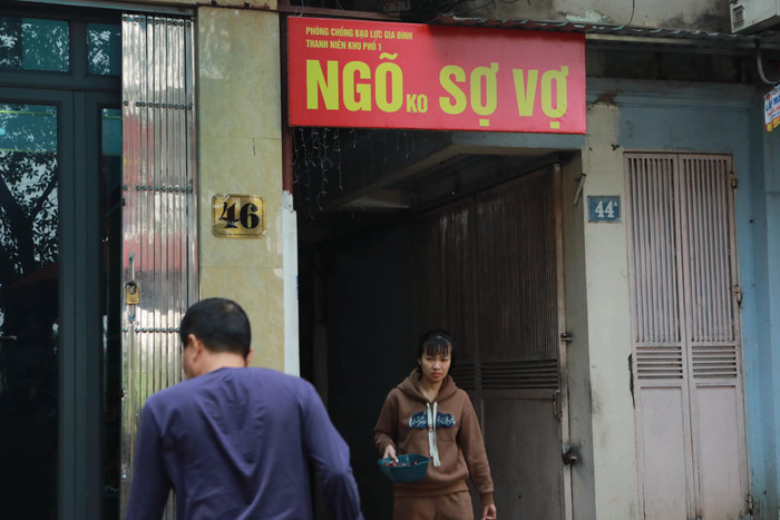  Hiện tại, tấm bảng 'ngõ không sợ vợ' đã được người dân tại con hẻm này gỡ xuống.