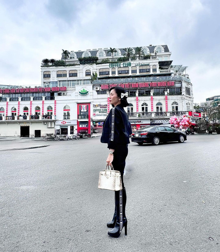 Lệ Quyên không ngần ngại đầu tư cho vẻ bề ngoài với đồ hiệu. Nữ ca sĩ từng gây bất ngờ khi diện cả cây đồ hiệu có giá trị tiền tỷ trong cuối tháng 2 năm nay. Ảnh: FBNV