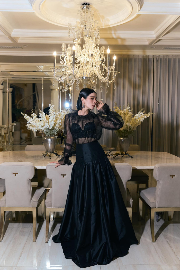 Lệ Quyên từng thuê đội thi công để sửa sang lại căn nhà tại thành phố Hồ Chí Minh. Nữ ca sĩ không ngần ngại chi tiền tỷ mua sắm đèn trang trí, nội thất trong nhà. Ảnh: FBNV