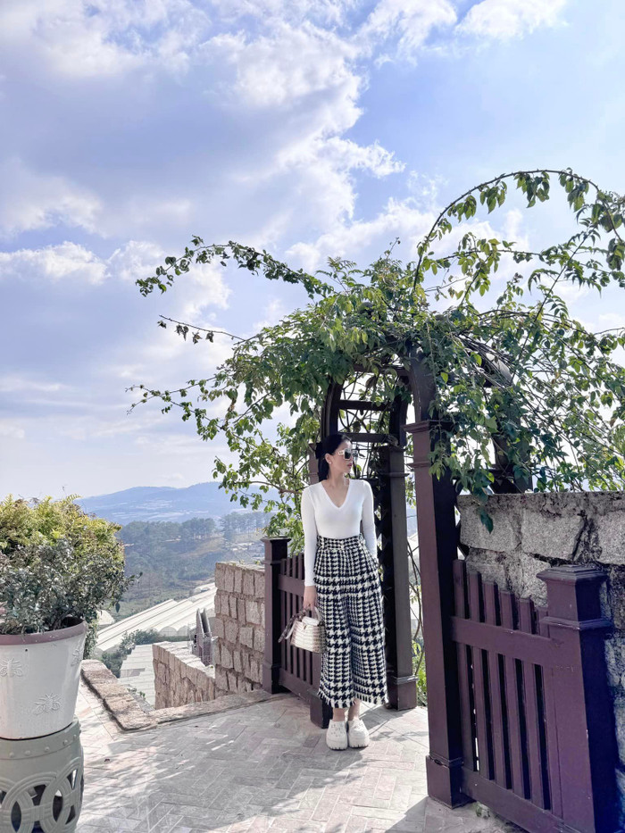 Căn nhà mới tậu của Lệ Quyên tại Đà Lạt có view thoáng mát, rộng rãi. Ảnh: FBNV